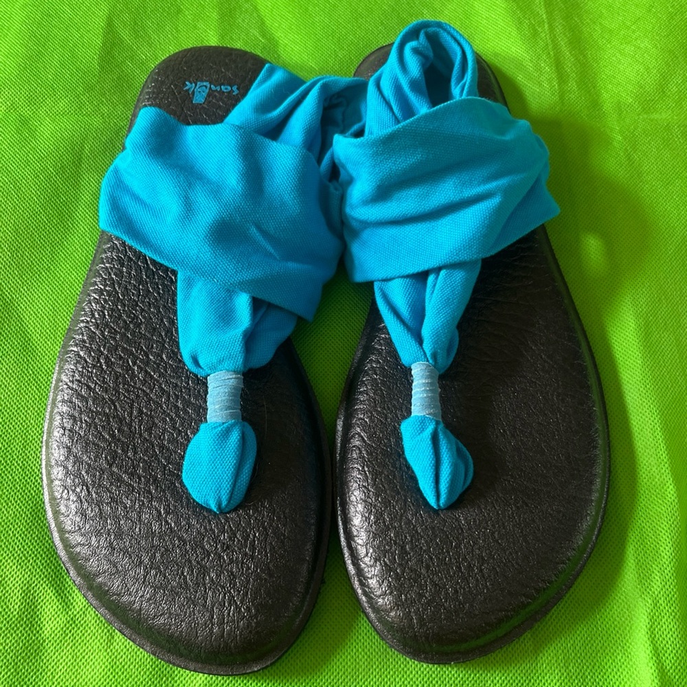 Sanuk Turquoise Sandals size 9